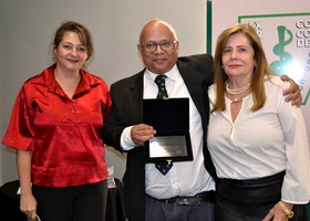 Dr. Alexandre Firmo de Souza Cruz entrega à Emanuelle Corbi Philbert Corrêa e Yara Luzia Corbi Philbert, a placa de homenagem ao Profº Dr. Paulo Meyer de Paula Philbert