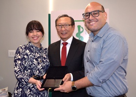 Dr. Thomas Kim entrega à Priscila Bispo Okano e Nelson Bispo Okano, a placa de homenagem ao Dr. Nelson Okano