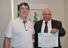 Dr. Tufik José Magalhães Geleilete, recebe o certificado de Sócio Emérito  do Dr. Alexandre Firmo de Souza Cruz